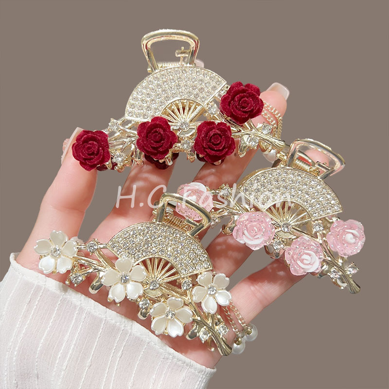 A new high-end fan-shaped rose tassel gripper and a sweet internet-famous half-tied updo shark clip at the back of the head full figure