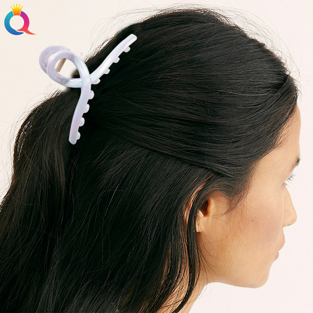 The Qiyue Korean electroplated gripper is simple and versatile. It features a white and colorful shark clip on the back of the head, which can be used for hair styling and washing the face Application Scenario