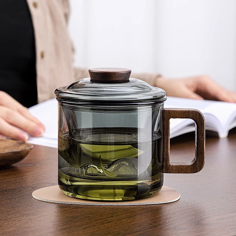 Large-capacity green tea cup for men in the office, glass cup with filter and tea water separation, household tea brewing cup full figure