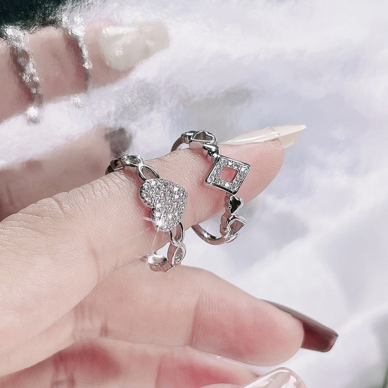 A simple and loving ring with zircon inlay, a cool and elegant autumn and winter accessory, is fashionable and versatile on Instagram. It's a sweet and cool ring Specification drawing