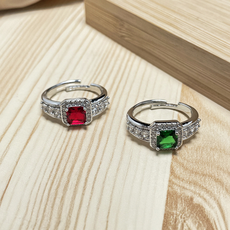 Xiaohongshu recommends a fashionable and versatile European and American cross-border ring that imitates emerald-inlaid open ring gemstones details Picture