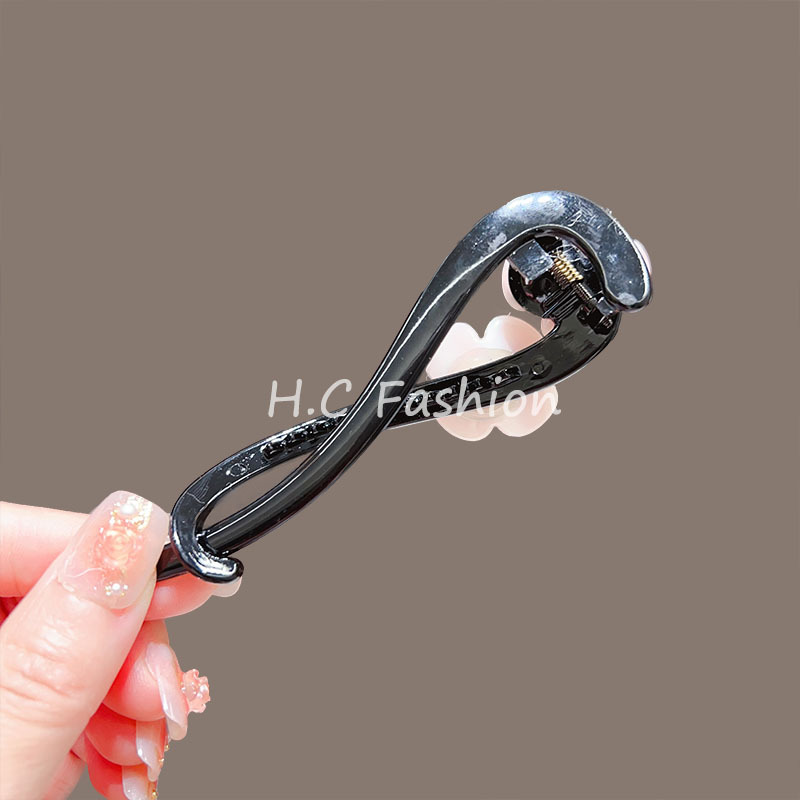 Retro flower one-line grab clip for women 2025 new style sweet and high-end twist hair clip, back of the head updo shark clip Application Scenario