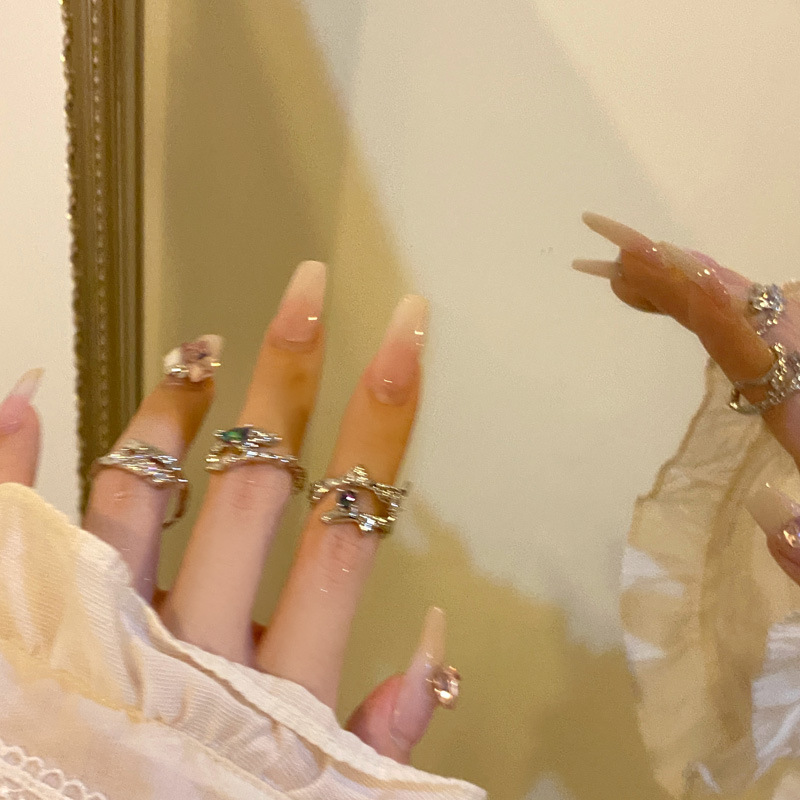 Liquid metal-feel ring, a niche design for women on Instagram, exudes a sense of sophistication. Adjustable opening ring, a new trendy index finger ring details Picture
