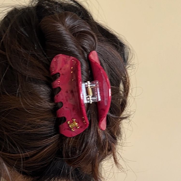 The super white cherry color acetate hairpin with a high-end feel. The acrylic medium-sized scratch-off hairpin is a niche design for women's spring and summer details Picture