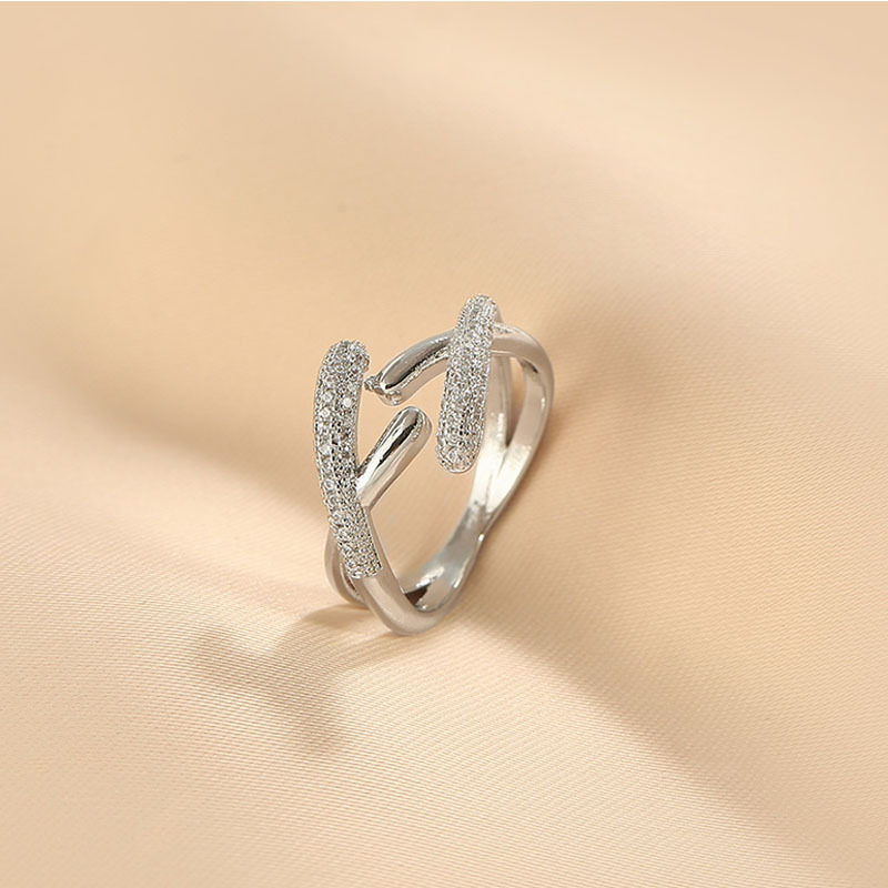 A high-end, light luxury full-diamond open-mouth ring for women, a unique and distinctive index finger ring design, a new trend ring in 2022 Application Scenario