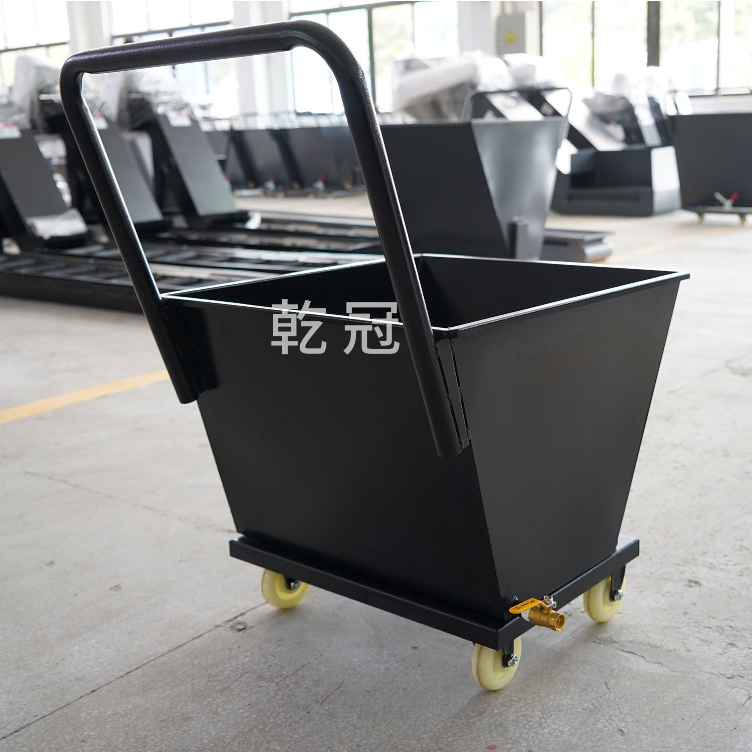 Waste material chip collection trolley, tipping bucket iron chip turnover trolley, machine tool cleaning iron chip trolley, dry crown can filter oil stains hopper trolley details Picture