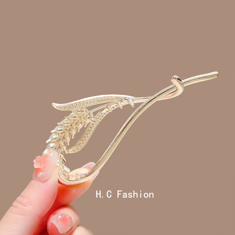 Wheat ear one-line hair clip, twist clip headwear, back of the head hair clip, high-end and elegant, frog clip hair clip for women Application Scenario