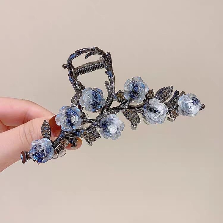 Retro camellia hair clips, elegant hairpin at the back of women's heads, updo hairpin, large shark hairpin accessory Application Scenario