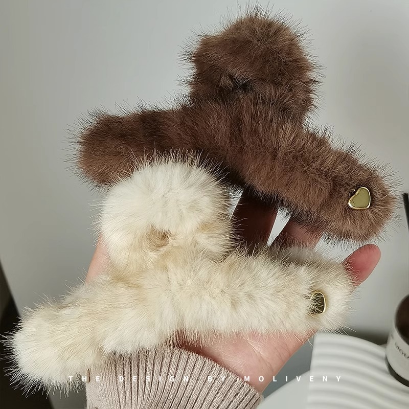 The high-end faux mink hair clip is a new Spring/Summer 2025 plush grab clip with a large size and a stylish shark clip at the back of the head Specification drawing