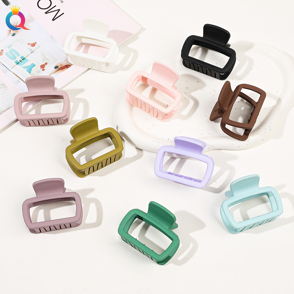 Qiyue's new hair clips are simple and versatile. They are available for wholesale of hair accessories such as the back of the head, shark hair clips, and children's hair accessories full figure
