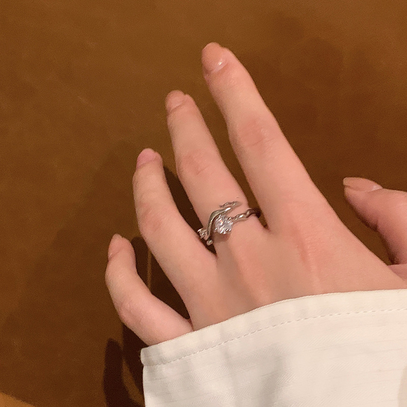 The cold and unique design of the open ring for women on Instagram exudes a sense of high-end sophistication. The zircon adjustable ring exudes a touch of light luxury details Picture