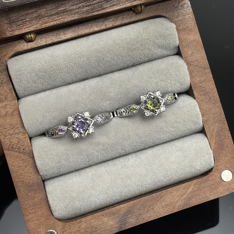 A new exquisite retro olive green zircon open ring with a cold style, a sweet and cool purple diamond niche ring for women in the court style Application Scenario