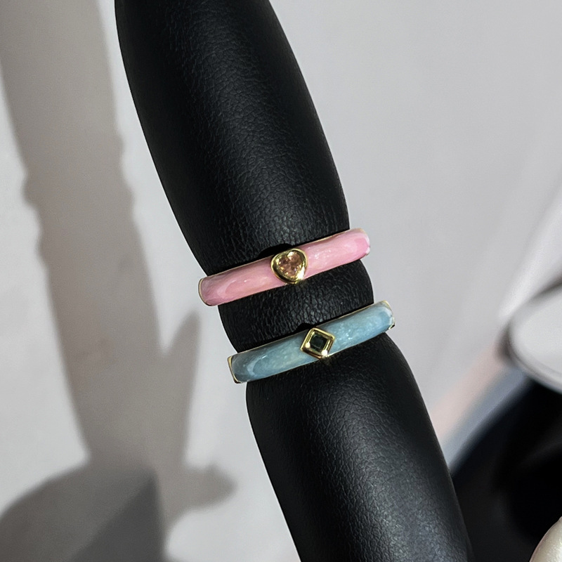 The ins cool and minimalist enamel exquisite ring is a unique, fashionable, niche and high-end ring that accentuates a woman's fair complexion Application Scenario