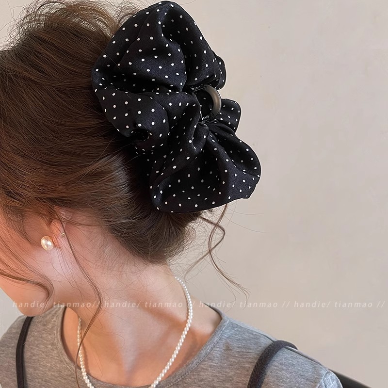 A new high-end flower-shaped hairpin for women in 2025, featuring a small amount of shark hairpin on the back of the head Application Scenario