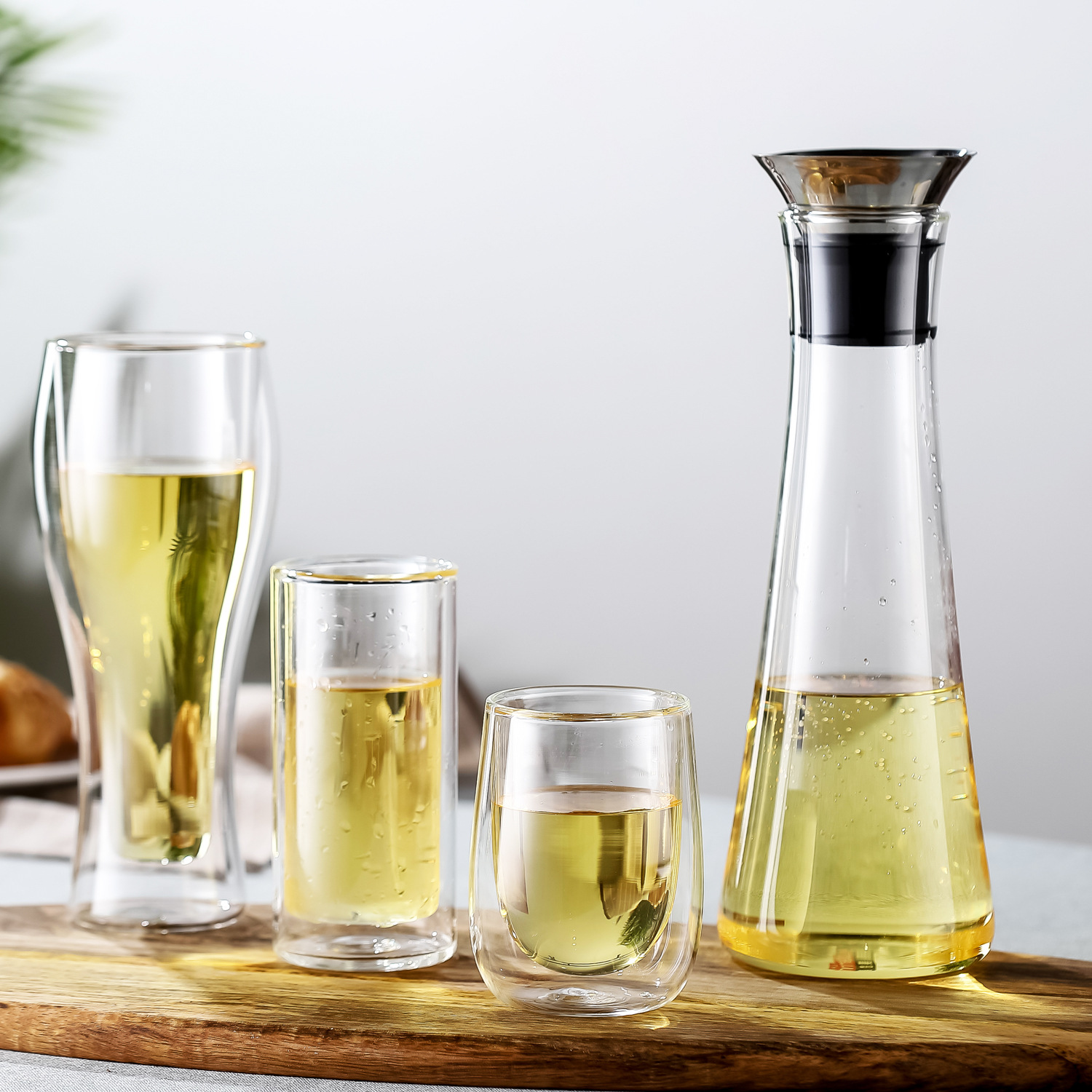 European-style crystal glass water cups, beer mugs, transparent double-layer cups, household water cups, juice and beverage cups, handcrafted products Application Scenario