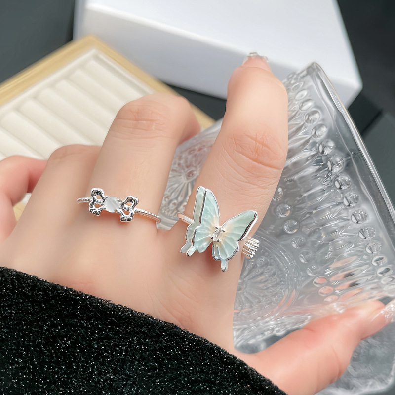 This sweet and ethereal gradient three-dimensional butterfly opening ring is a niche design for women, exuding a sense of light luxury and high-end elegance. It's a trendy index finger ring full figure
