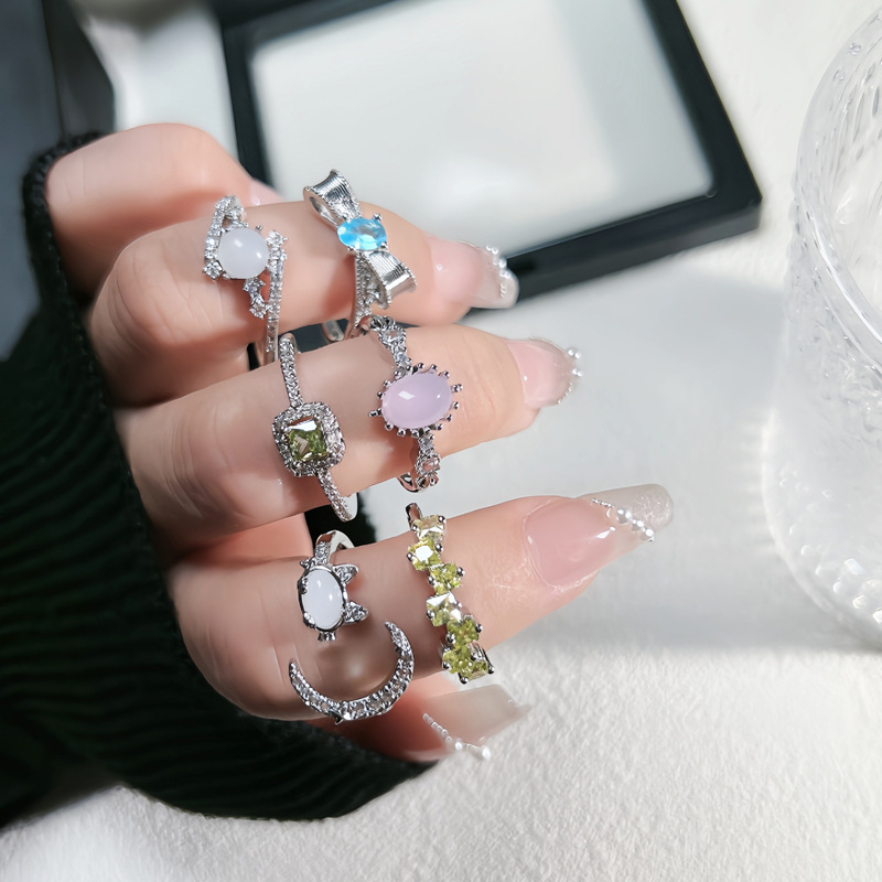The new autumn and winter collection features a sea blue bow ring for women, which is a unique and exquisite olive green sugar cube ring with a cool and distinctive style details Picture