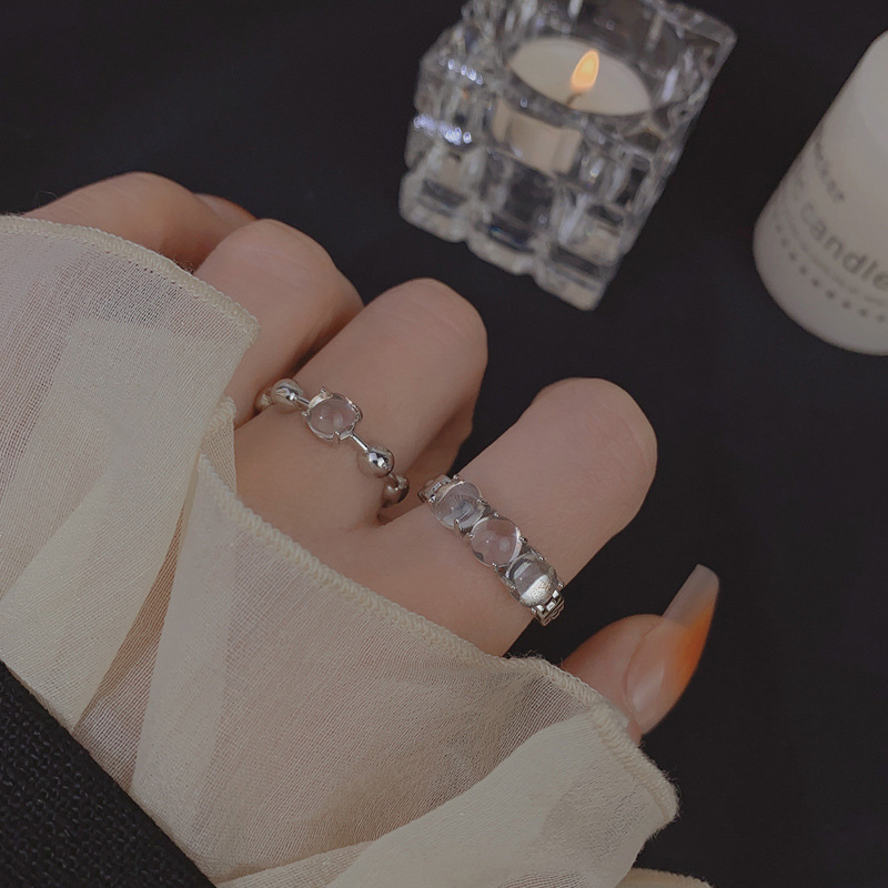 A cold and elegant moonstone open ring for women, a light luxury and high-end index finger ring, an Instagram trendy and niche new internet-famous ring Application Scenario