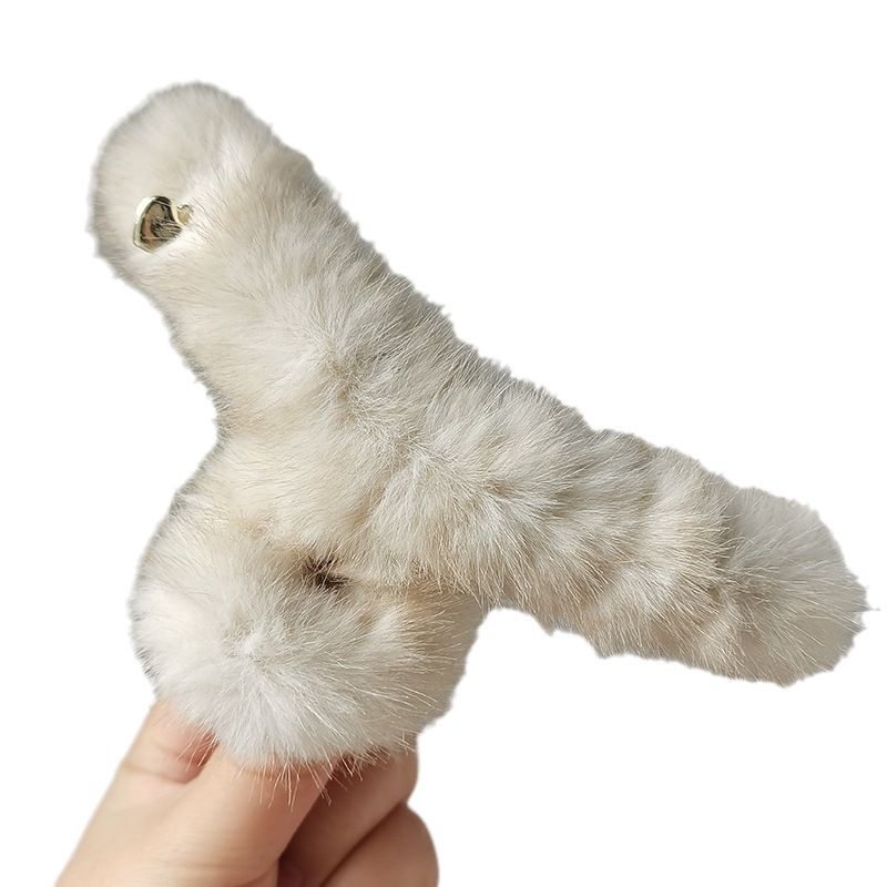 The high-end faux mink hair clip is a new Spring/Summer 2025 plush grab clip with a large size and a stylish shark clip at the back of the head Item Picture