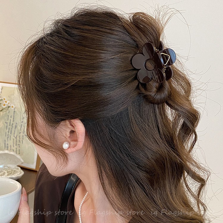 Small tortoiseshell hollowed-out small flower hair clip for women, ins forest-style versatile semi-grab shark hair clip, sweet grab clip full figure