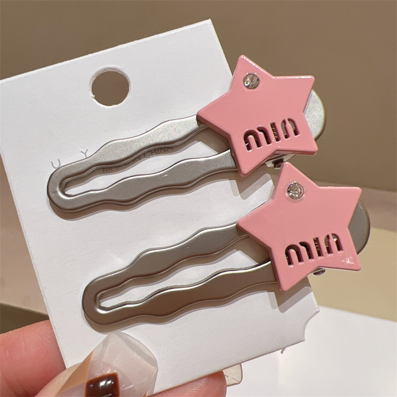 Sweet and cool style silver alloy five-pointed star side clip Dopamine hair clip, female metal pink star rhinestone duckbill clip Application Scenario