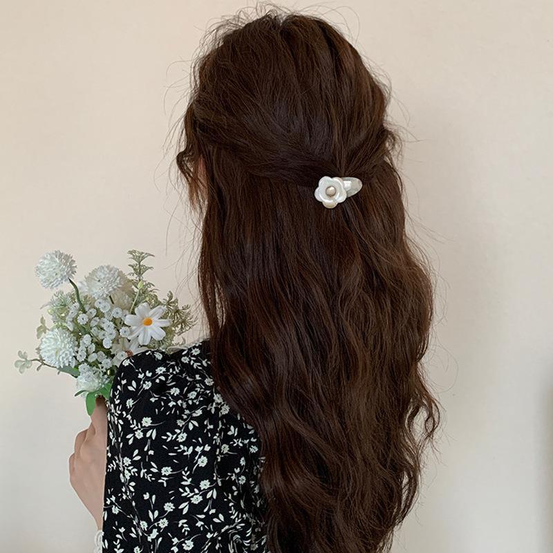 Simple and elegant, with cute flowers on the side, small bangs hairpin, a new 2023 side clip bb clip headwear for female Internet celebrities Application Scenario
