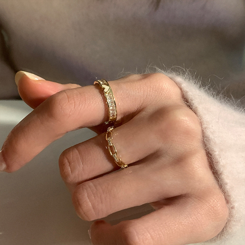 The heart-shaped zircon pig nose ring is a fashionable, versatile, niche design with a high-end feel for women. It's a new 2023 model Specification drawing
