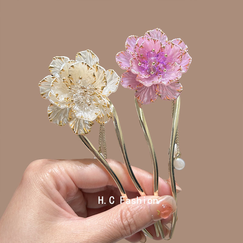 Exquisite peony-shaped tassel U-shaped hairpin for women, high-end updo hairpin, ancient-style hairpin, and hair dressing accessory Application Scenario