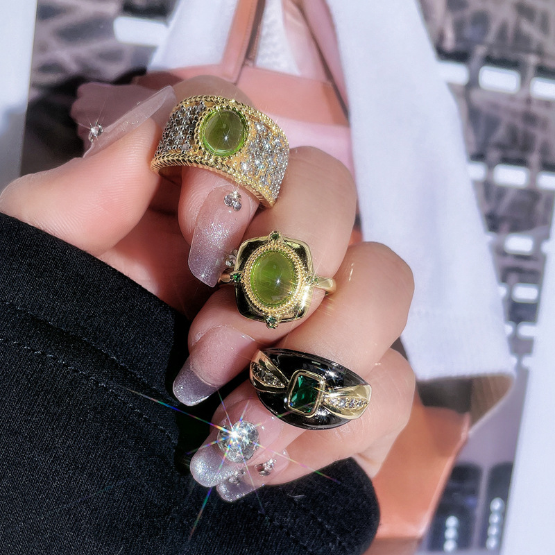 The golden retro court-style ring, a niche design for women with an open ring, exudes a sense of light luxury and sophistication, and is a fashionable and individual ring trend Specification drawing