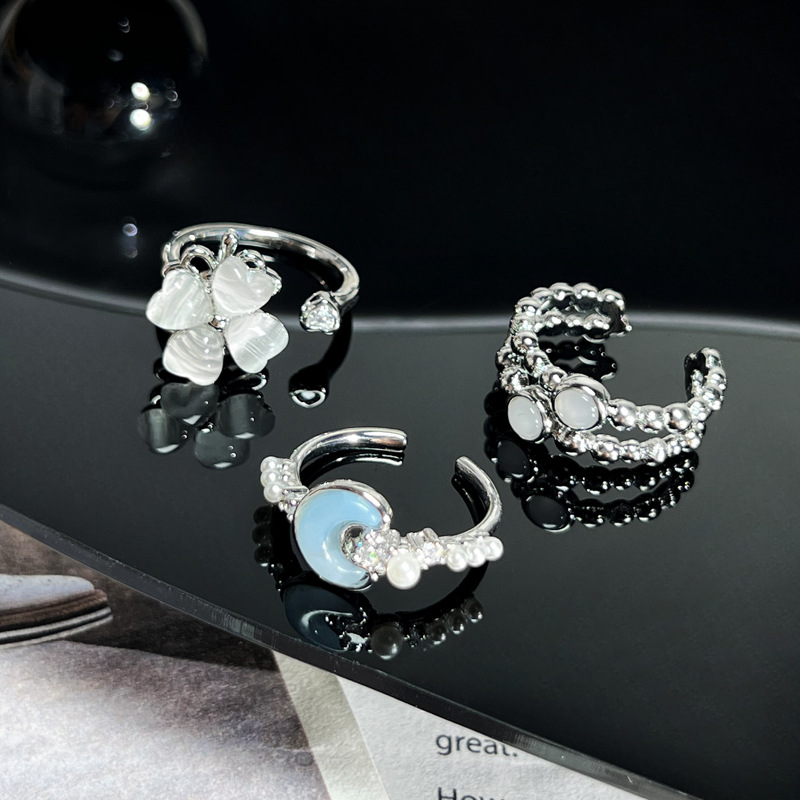 A niche design sense four-leaf clover rotatable ring for women on Instagram, a cold style moon cat's eye stone double-layer simple ring Specification drawing