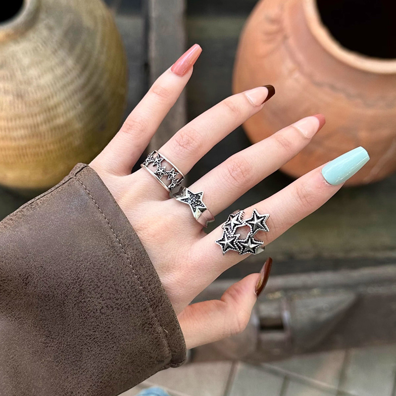 This Korean retro five-pointed star ring is exquisitely stacked and features a niche open-top design on the index finger ring. It has a cool and cool style full figure