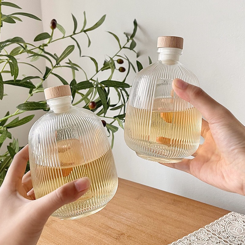Wholesale of high-appearation-level glass empty wine bottles, self-brewed fruit wine, green plum and bayberry wine, portioned and sealed glass bottles full figure