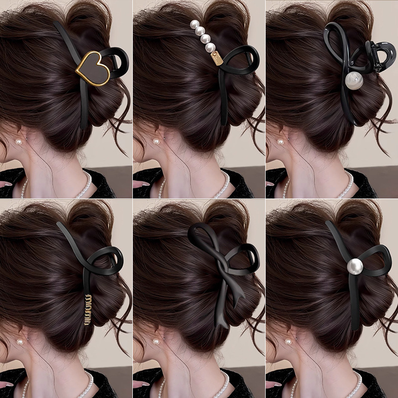 2025 New minimalist grab clip women's large size with a high-end feel and abundant hair volume. Shark clip hair clip at the back of the head to show hair volume Application Scenario