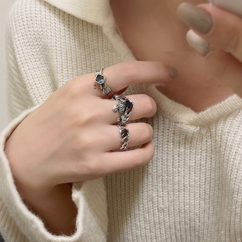 Retro niche open ring for women, aged style crown, geometric irregular graffiti, cold style, individualistic and trendy ring for men Application Scenario