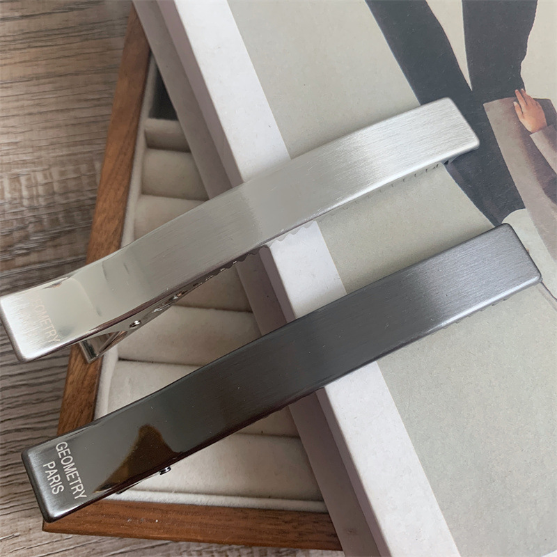 Cold and simple style one-piece clip, high-end brushed metal hair clip for women, 2025 new heavy industry versatile side clip Application Scenario