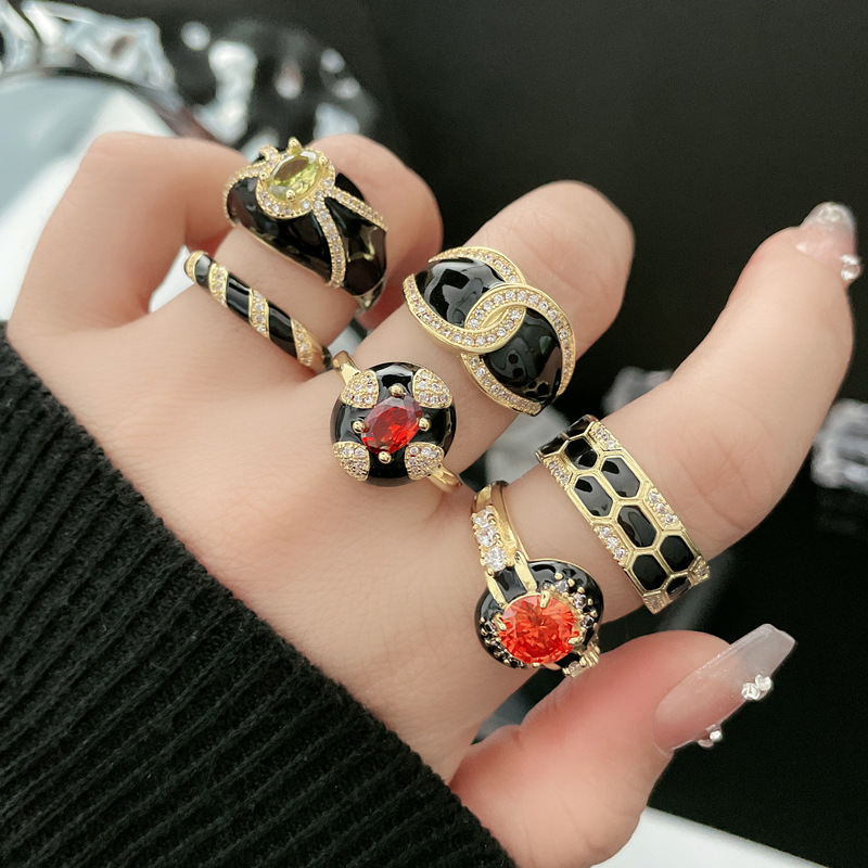 The dark, fashionable and individualistic drip-glazed ring with a touch of Chinese style is a niche design for women, exuding a light luxury and elegant aura. It is a trendy index finger ring with a court style full figure