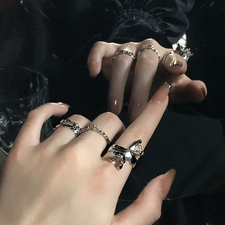 This is a niche design with a high-end and cold style. It features a double-diamond zircon open ring, a unique and fashionable chain ring for women Specification drawing