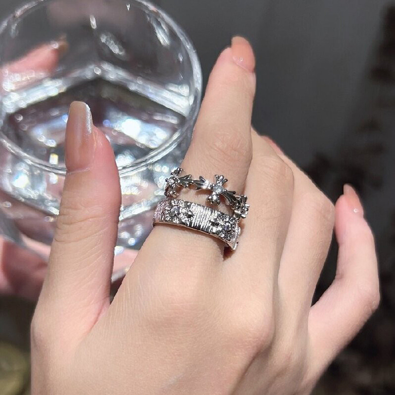 A niche and cold style cross-shaped star diamond zircon ring with exquisite texture, fashionable and high-end feel, an open ring trend Specification drawing