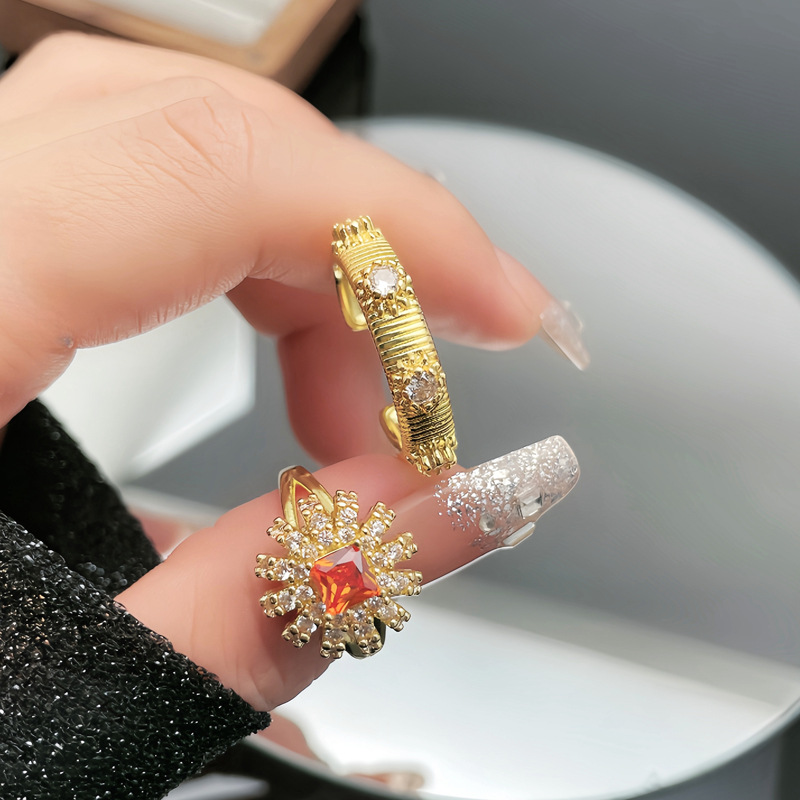 Unique ancient metal brushed and diamond-encrusted light luxury niche ring for women, new floral sweet and cool index finger ring trend full figure