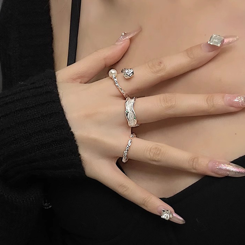 Irregular tin foil pleated open ring for women's fashion, simple and individual pearl ring, elegant index finger ring details Picture