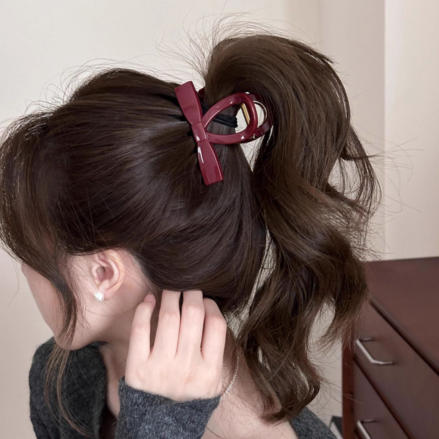 Ankela red retro medium-sized hairpin, a feminine hairpin at the back of the head, half-tied hair shark hairpin headpiece Application Scenario