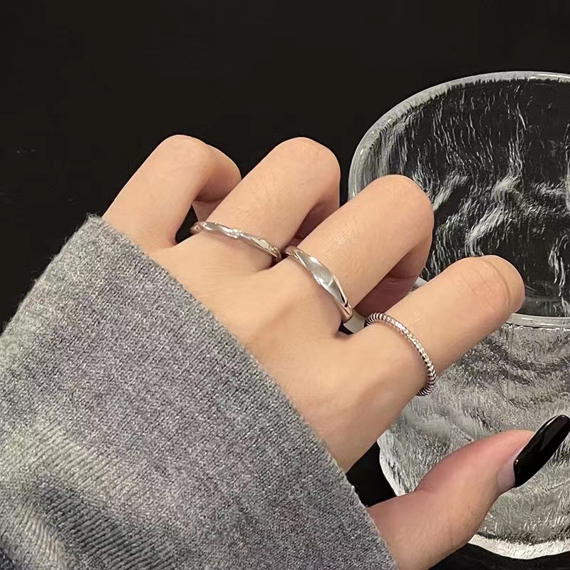 This is a simple open-top zirconia ring from Japan and South Korea. It features a light luxury and niche design for women, with a cold style and a high-end ring that is fashionable and individual Specification drawing