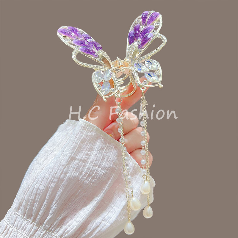 The new crystal butterfly pearl tassel gripper is a high-end and elegant semi-tied hair accessory for the back of the head, featuring a shark clip Application Scenario