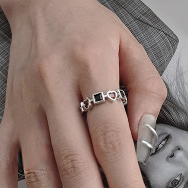 The black and red zircon design is unique and distinctive, with a light luxury, cool and high-end feel. It is a women's ring with an open decoration Specification drawing