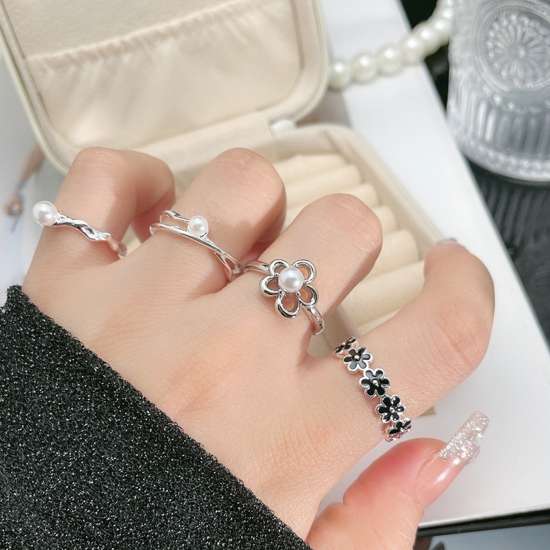 A rare black glazed flower-shaped open ring with a sweet and retro feminine charm and a high-end feel. It is a versatile and exquisite pearl ring Application Scenario