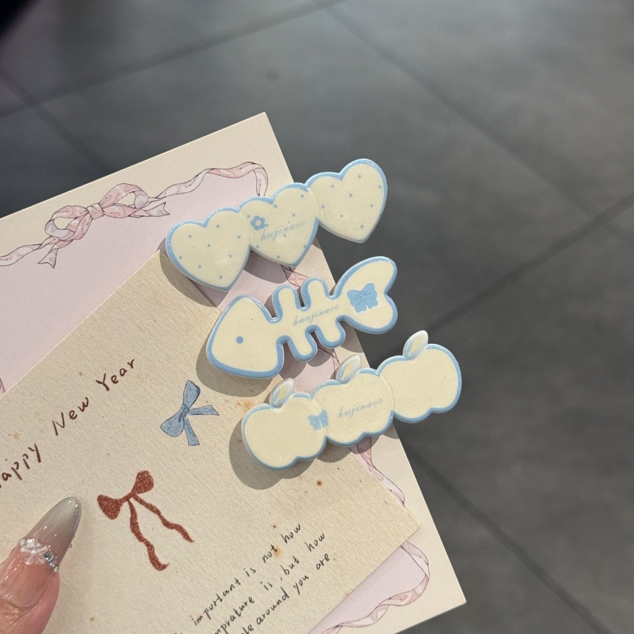 The gradient fishbone hair clip is a cute and heart-shaped apple-shaped girl with a fresh and innocent side clip. It's a versatile hair clip for spring and summer Specification drawing