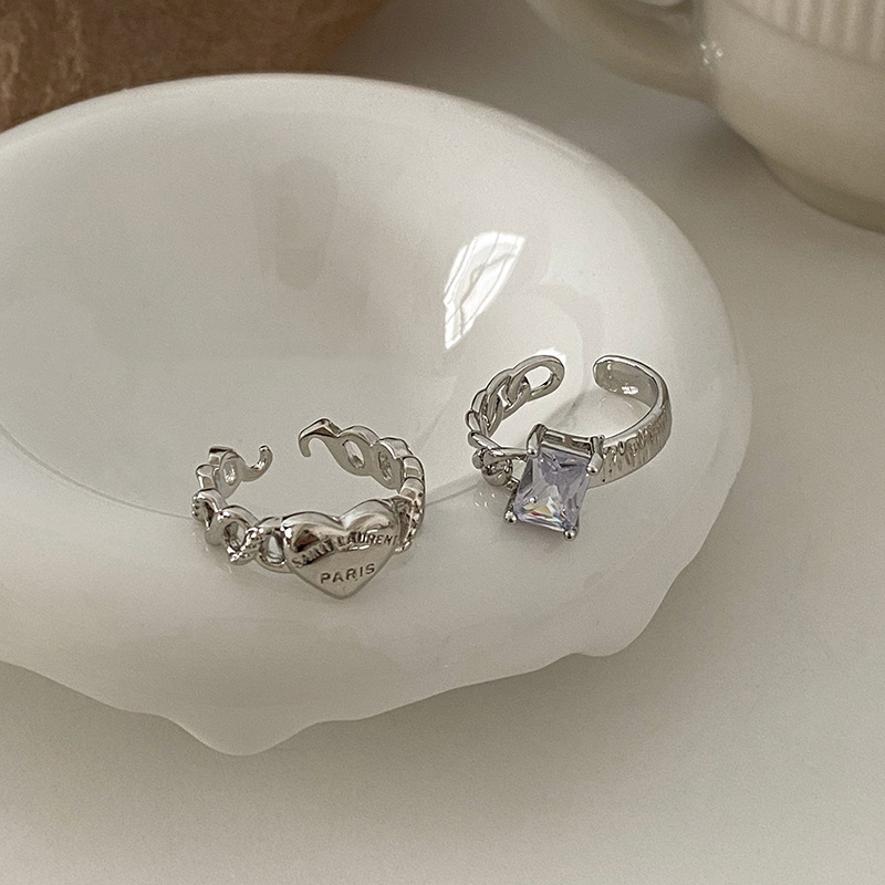 A niche design heart-shaped ring for women, a fashionable and individual ring with an exquisite, light luxury and high-end feel. The opening can be adjusted as an index finger ring Application Scenario
