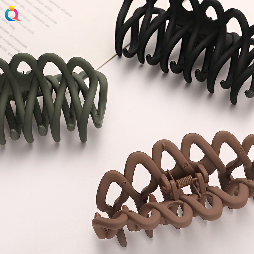 Qiyue Korean Edition New Dongdaemun design European and American fence hollowed-out spray-painted grabbie Large shark clip Application Scenario