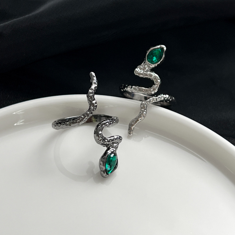 The snake-shaped niche design ring exudes a sense of luxury and sophistication for women. It is a unique open-mouted index finger ring that has become a trendy and cool trend on Instagram Application Scenario