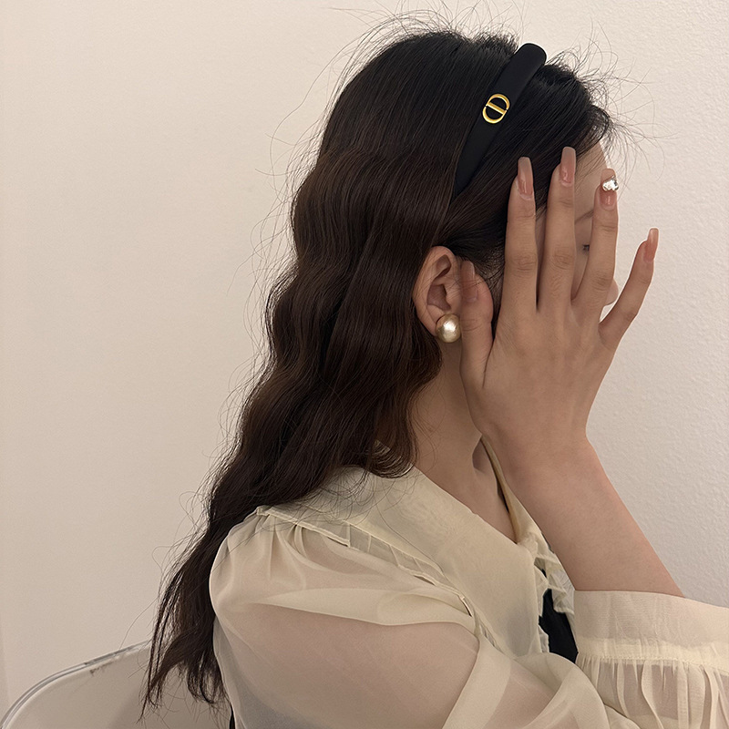 New 2025 Summer Women's CD Triumph High-end hairband and hairpin, retro trendy and versatile chanel-style hair accessory for women Application Scenario